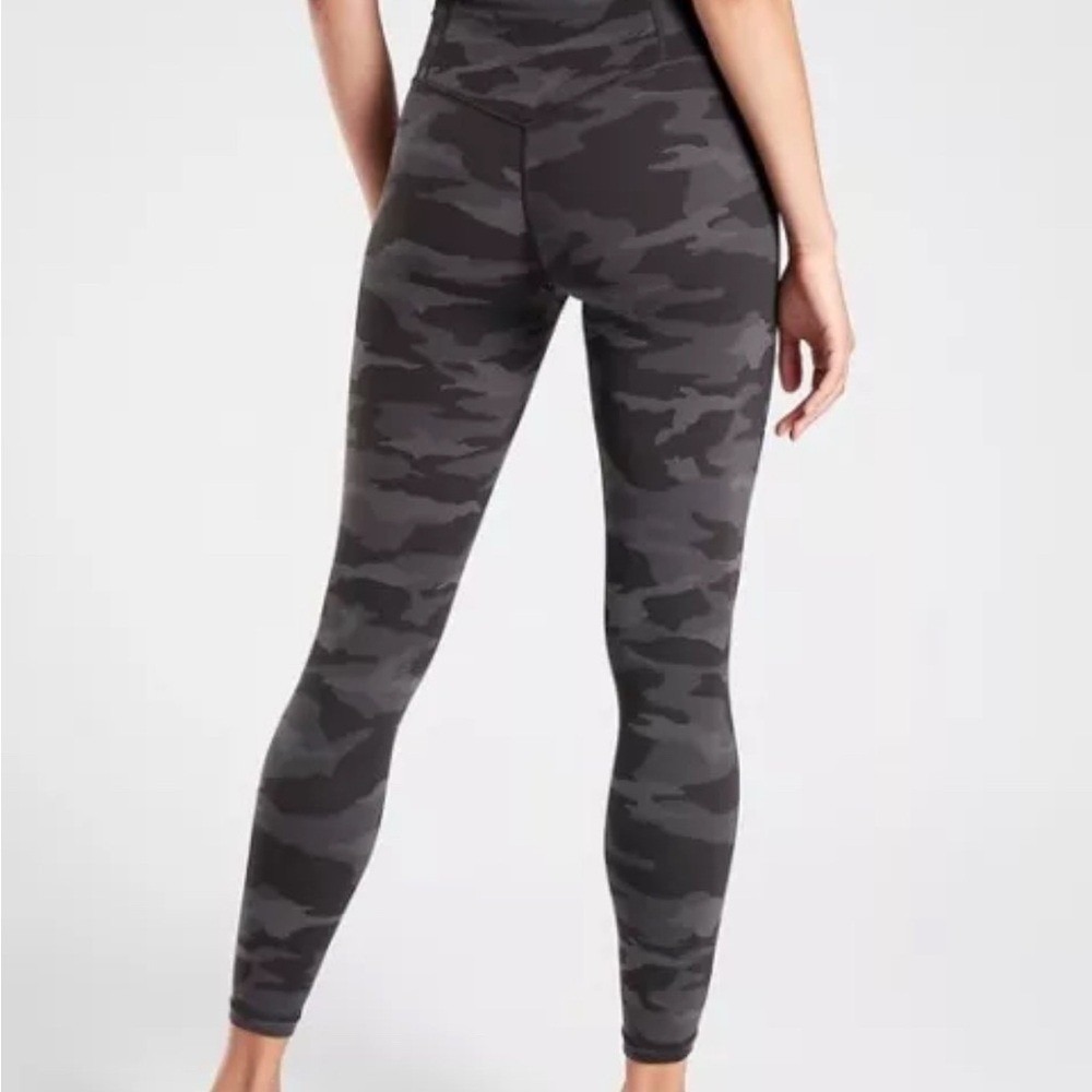 Athleta‎ Women's Elation Camo 7/8 Tight Black Gray Camo Size XS Tall